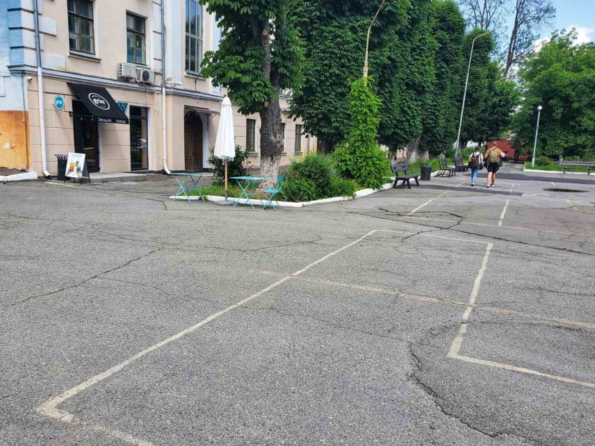 Подвір'я НаУКМА, місце поховання Петра Сагайдачного в Києві