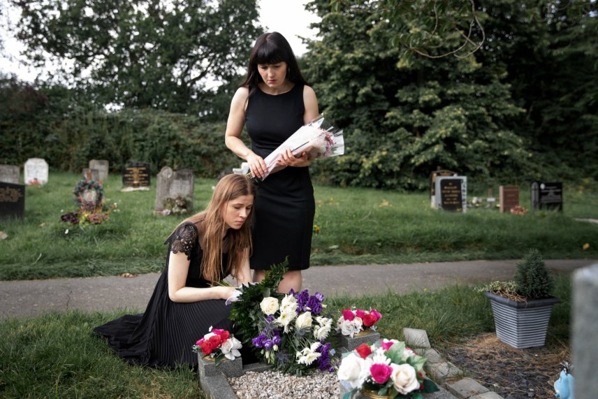 Що треба обов’язково зробити до Проводів: без цього поминання покійних буде неповним - Новини України 2 могила з квітами
