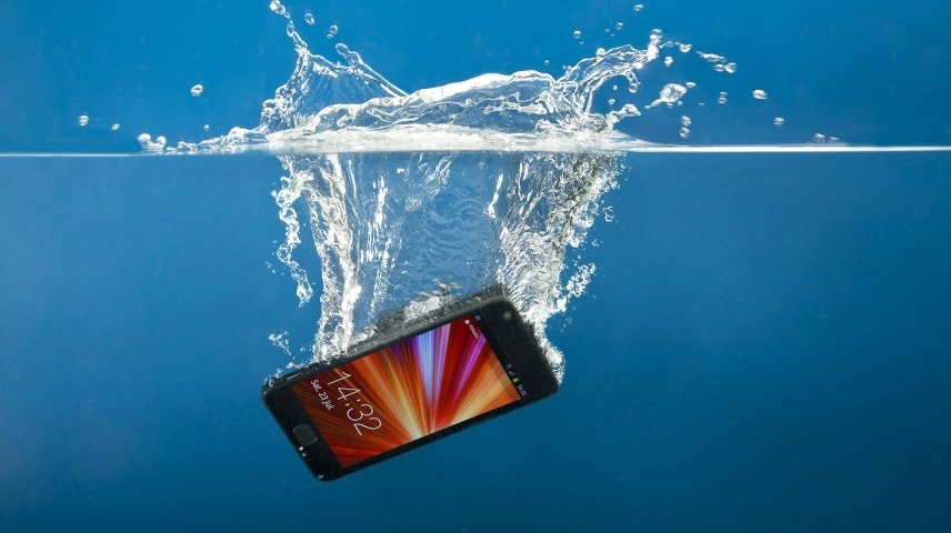 Телефон впав у воду і відключився що робити — як врятувати промоклий ...